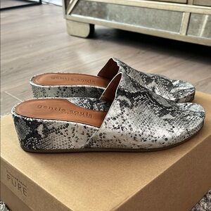 GENTLE SOULS GISELE WEDGE SLIDE SANDAL - METALLIC SNAKE-PRINT